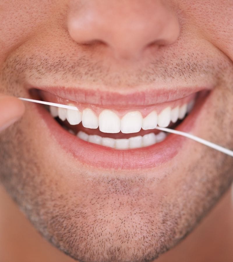 Higiene bucal con ortodoncia Paciente de ortodoncia invisible limpiándose los dientes