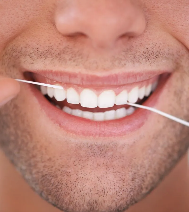 Higiene bucal con ortodoncia Paciente de ortodoncia invisible limpiándose los dientes