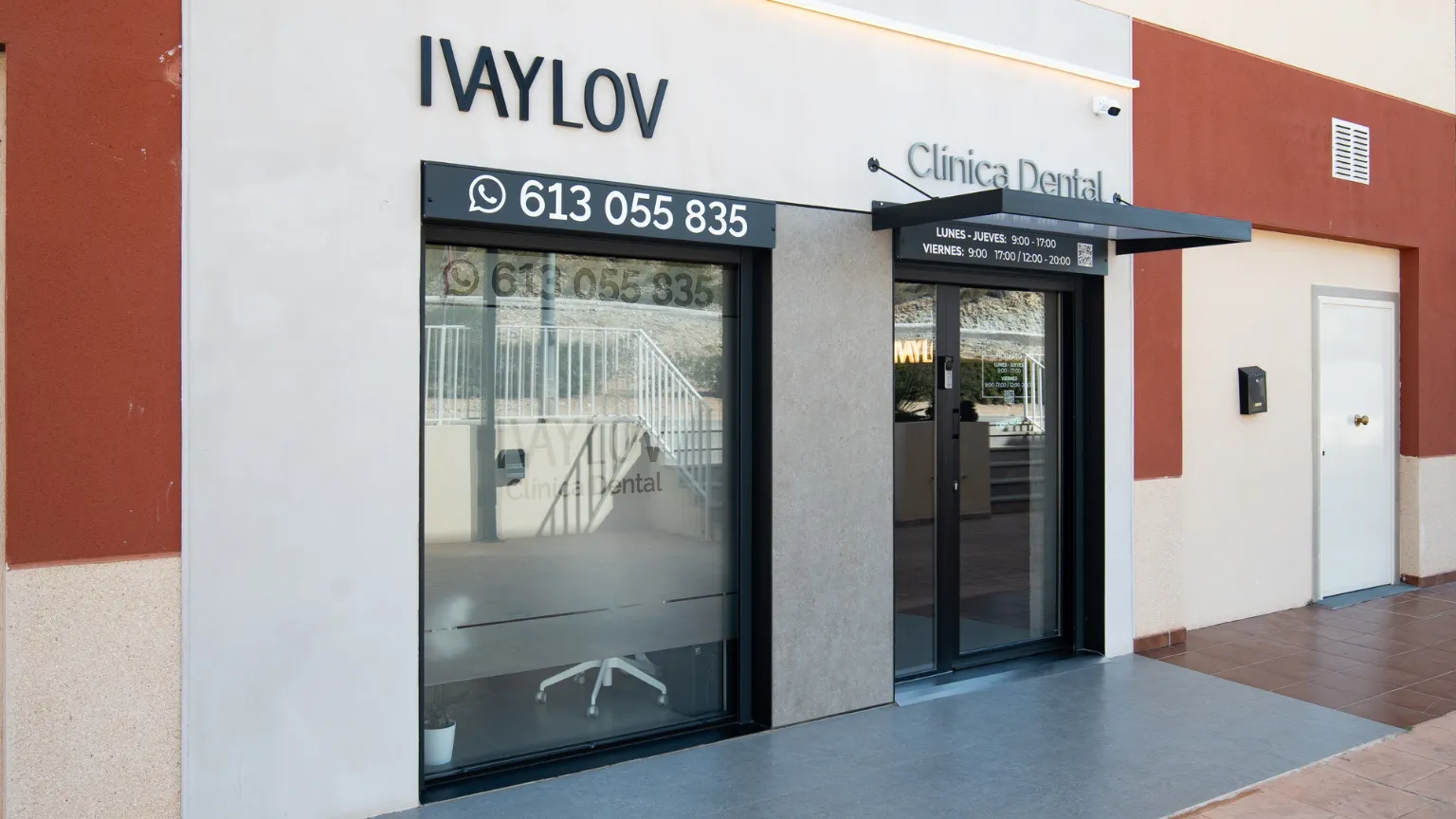 Entrada de la clínica dental Ivaylov