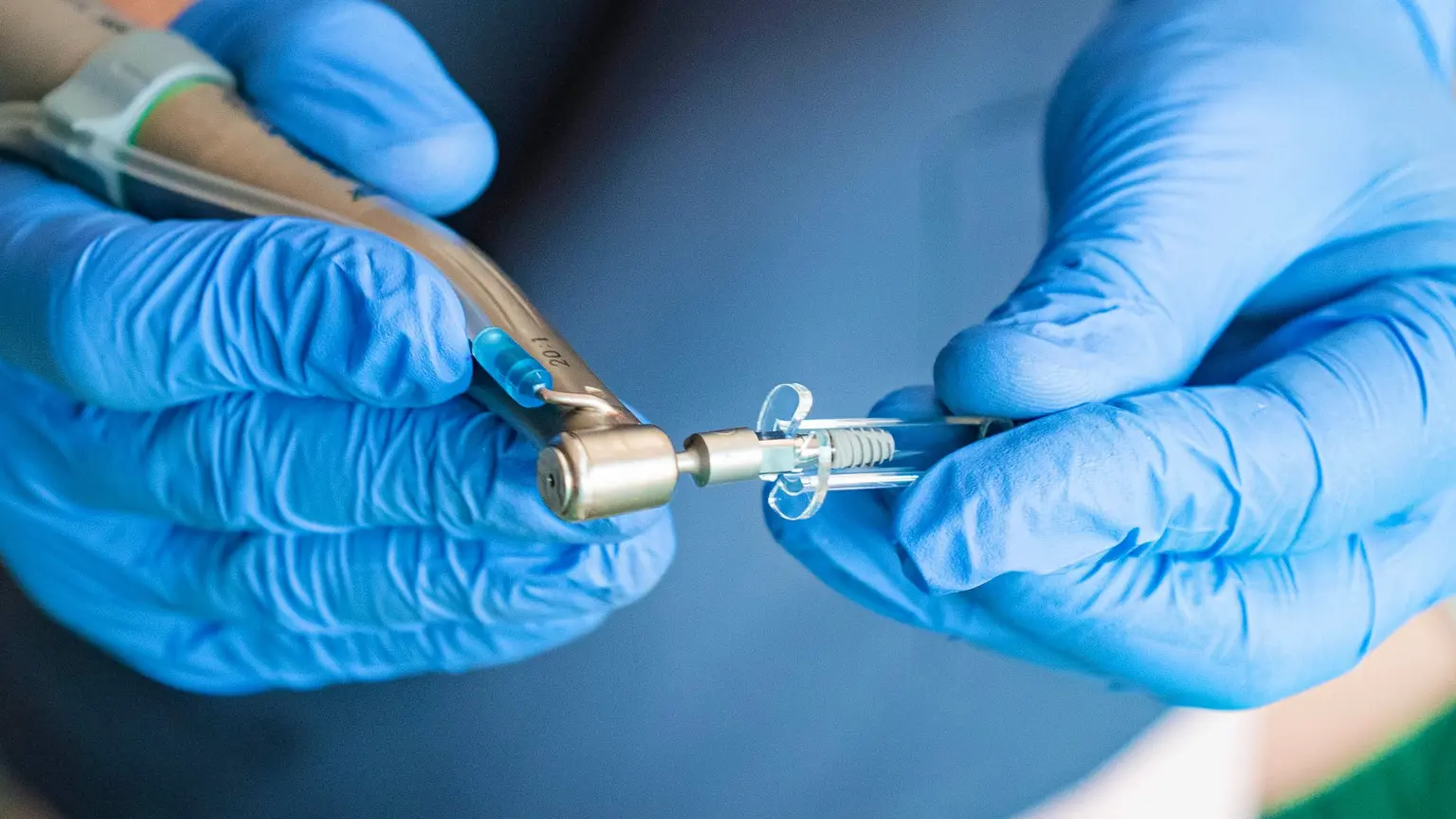 Implantes dentales con el doctor Ivaylov